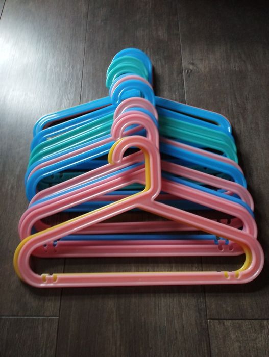 Wieszaki plastikowe dziecięce