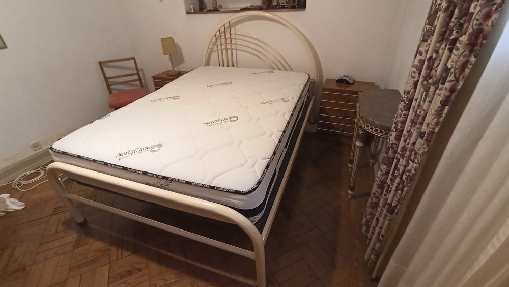 Cama com colchão e mesas de cabeceira