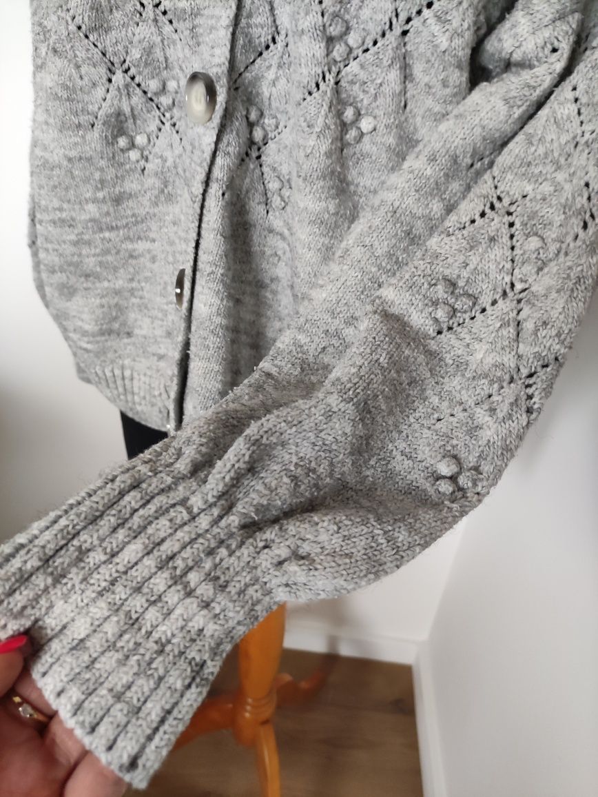 Sweter ażurowy szary