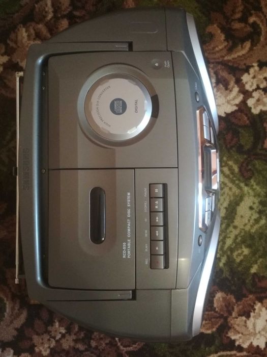 Музичний центр. Магнітола. Програвач CD дисків, касет, FM радіо.