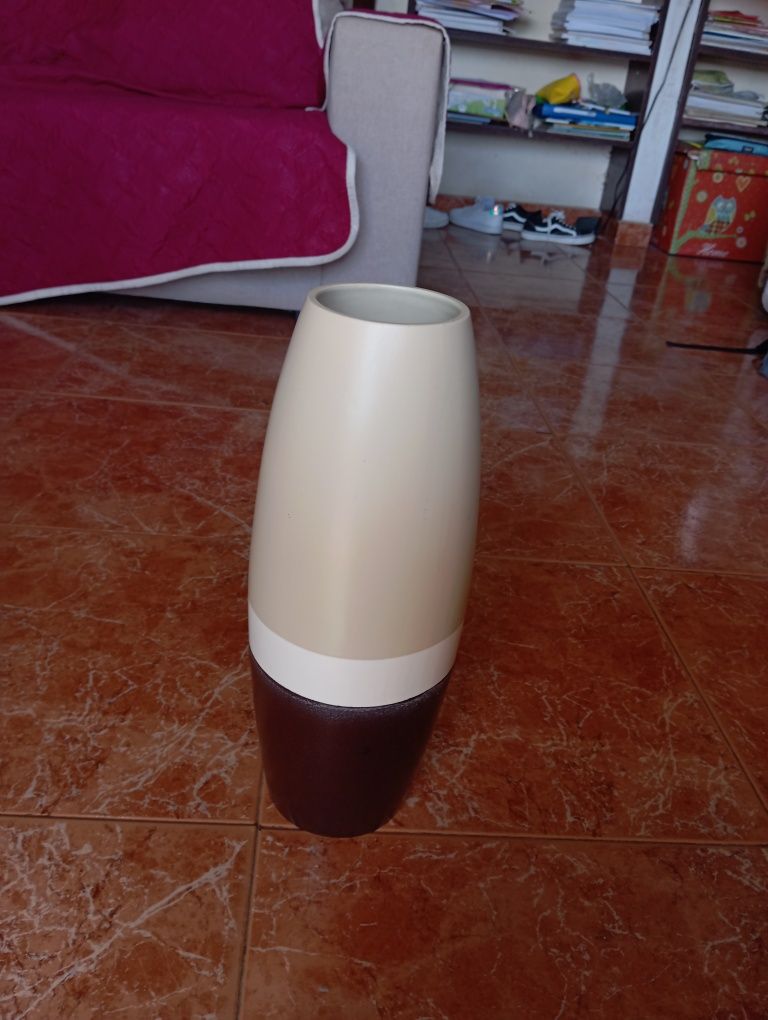 Vaso bege branco e castanho