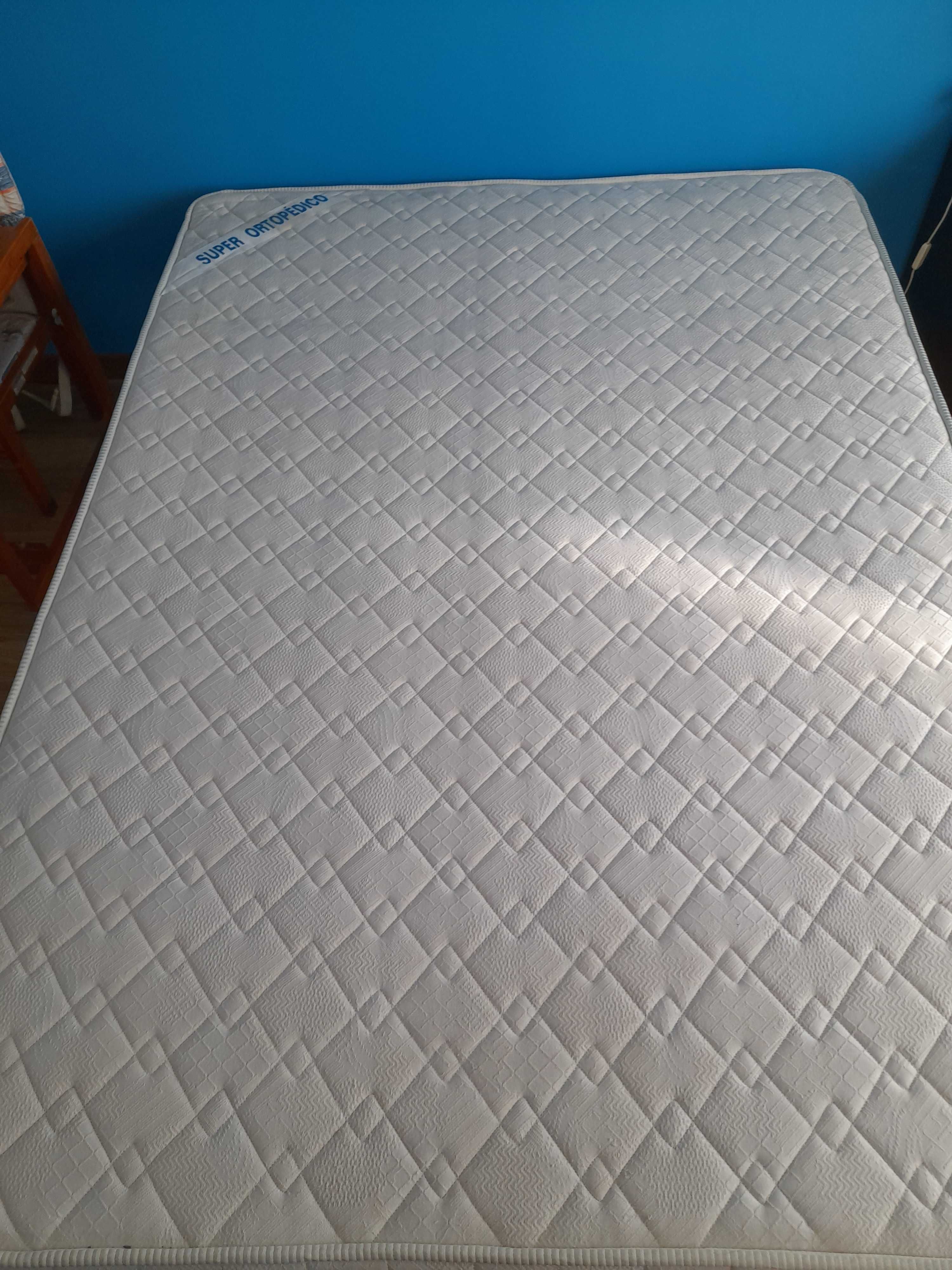 Cama de casal com colchão