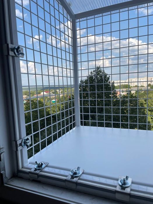 Балкон на пів стулки вікна для котиків