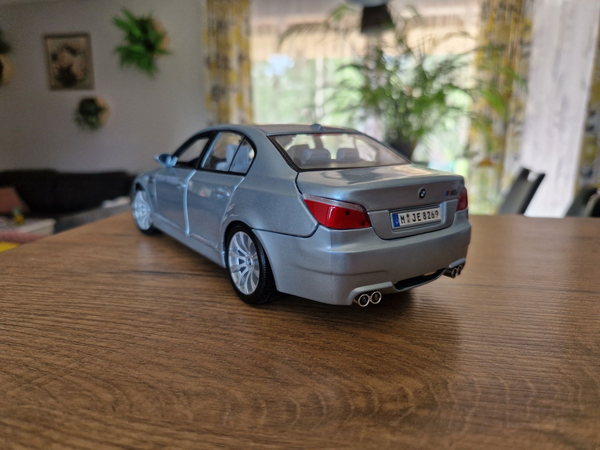 Bmw m5 e60 maisto 1/18 idealny