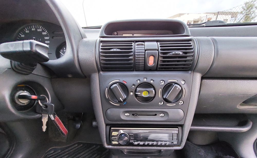 Opel Corsa B 1,2 ano 1997 para venda em Quarteira