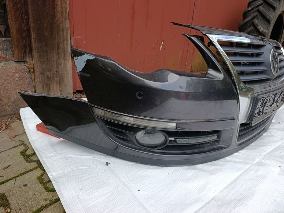 Zderzak przedni z halogenami VW Passat B6