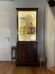 Móvel vitrine antigo, estilo D. Maria, em vinhático