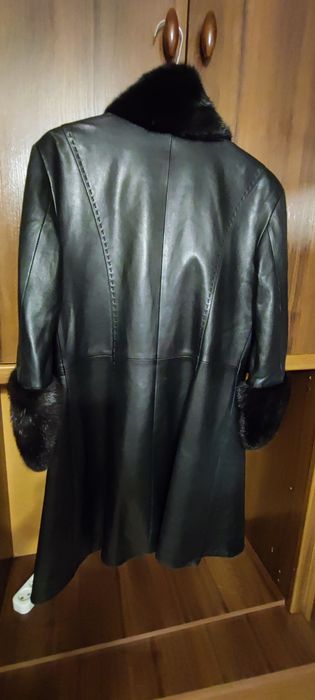 Демісезонне  шкіряне  напівпальто жіноче з коміром-стійкою (чорне, роз