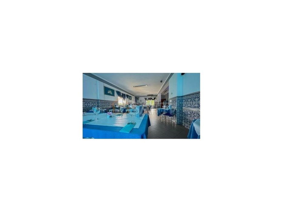 Espaço comercial em Madeiras/Praia do Ribatejo/Vila Nova da Barquinha.