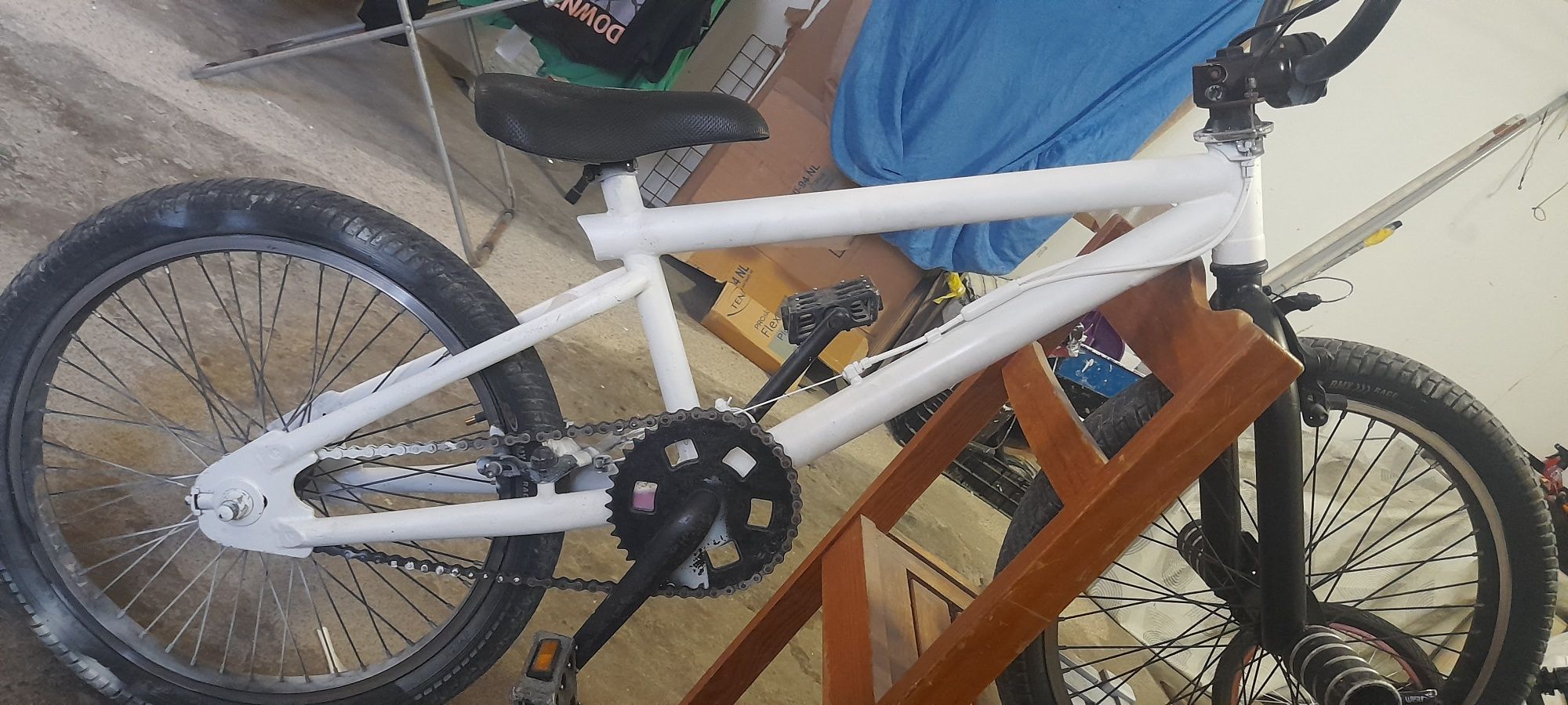 Bicicleta bmx Branca e preta 2
