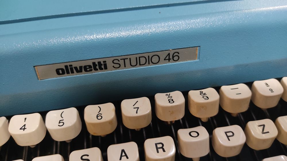 Máquina de escrever Olivetti Estúdio 46