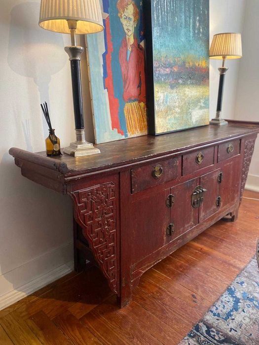 Movel antigo alto e aparador chinês. Sangue de boi.