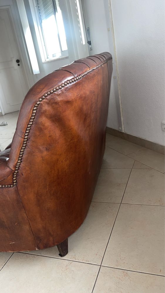 sofá Chesterfield em couro genuino