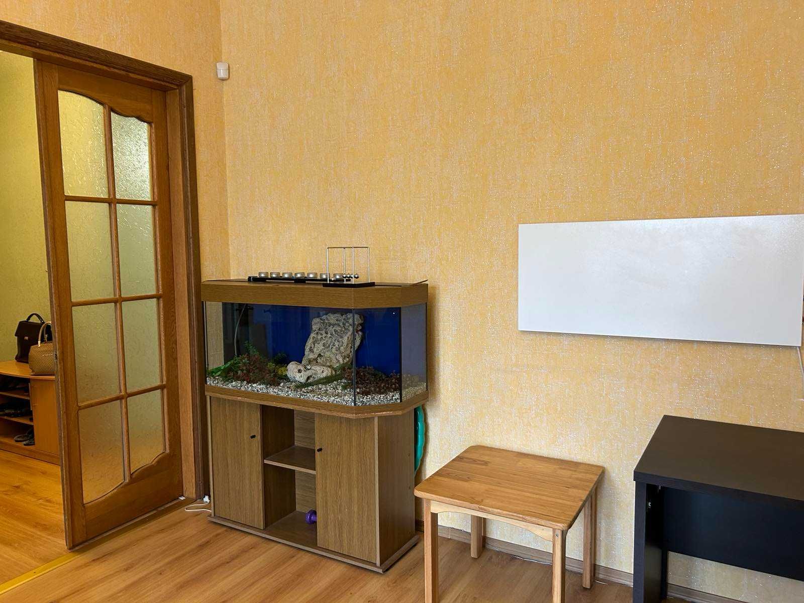 Продам 3-х комнатную квартиру - бельэтаж - Космическая -90 м.кв!