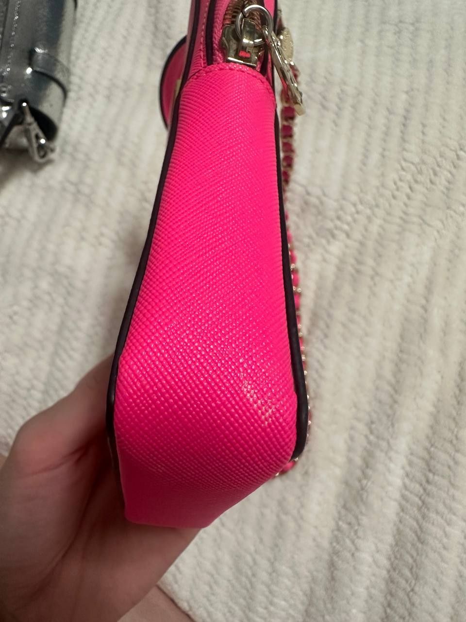 Сумочка бренду Guess
