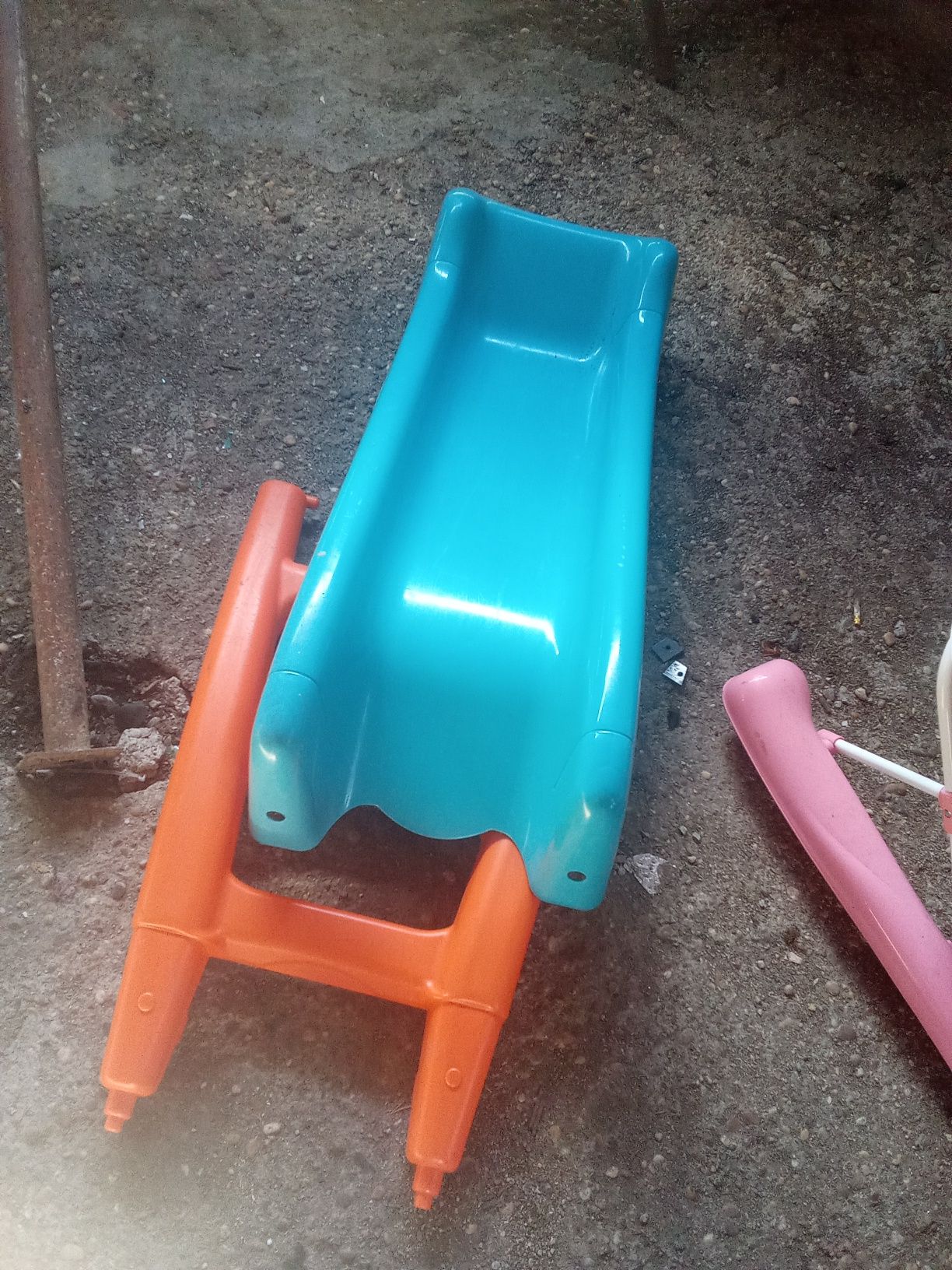 Vendo escorrega e andador