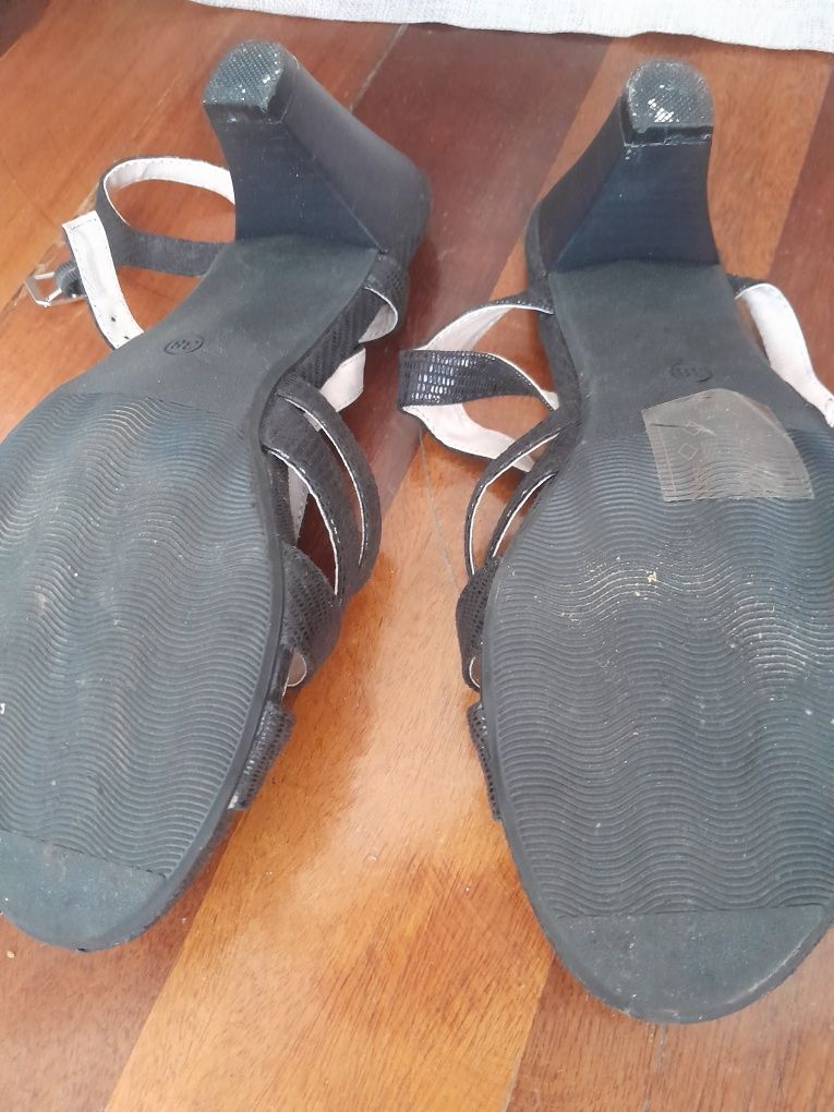 Sapatos pretos com salto
