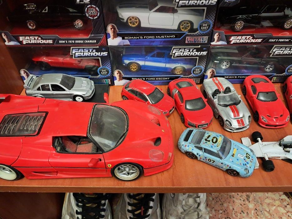 Carros em miniatura colecionáveis