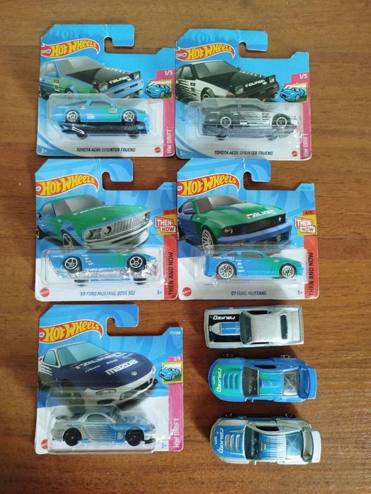 Машинки моделі Hot Wheels Falken