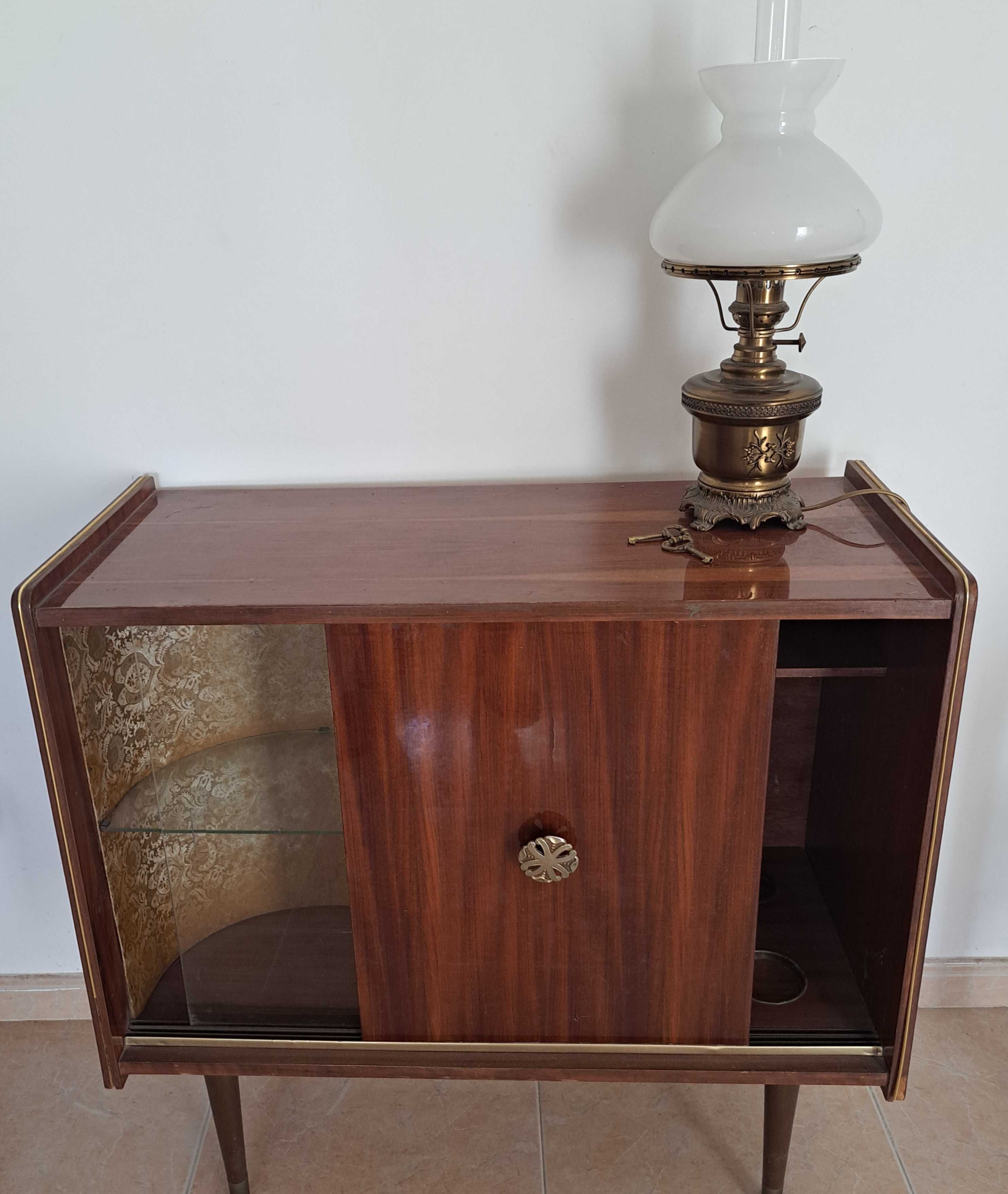 Mesa de apoio  em perfeito estado de conservação ,candeeiro em latão