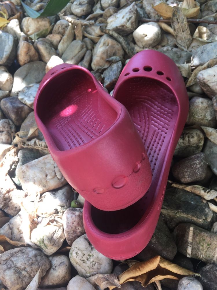 Crocs sabrinas rasas