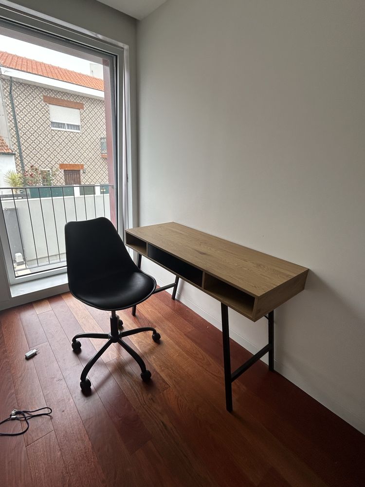 Dask and chair .