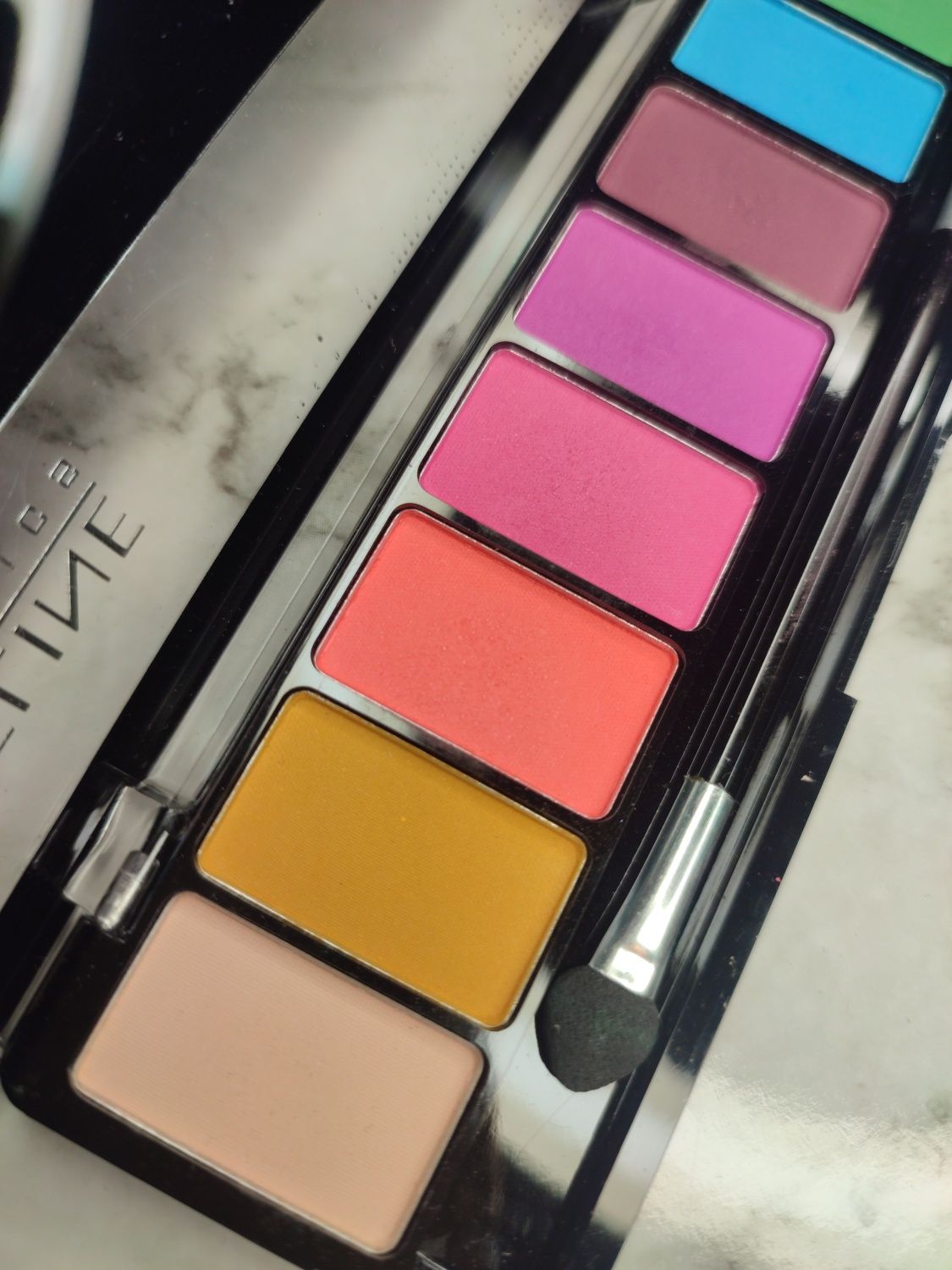 Paleta cieni do powiek Eveline Neon Nights