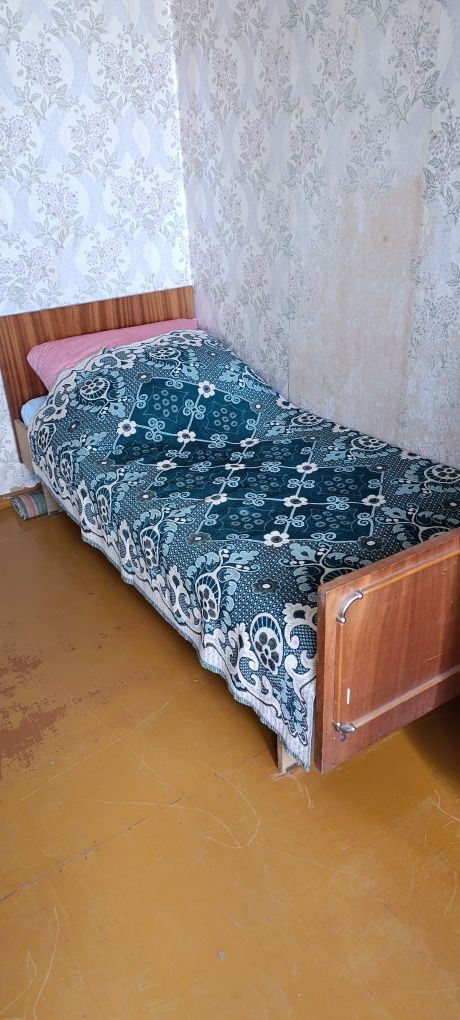 Старі шафи та ліжка