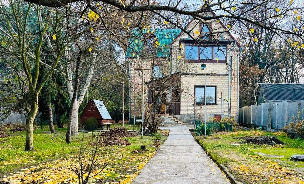 Добротний будинок поруч з озером та дубовим гаєм.Гараж,баня,підвал;газ