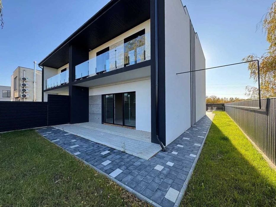 Сучасний дуплекс з великою ділянкою