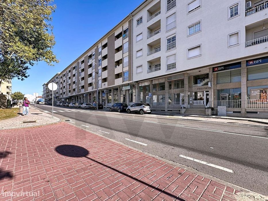 Apartamento T2 Remodelado c/ Varandas, Garagem & Elevador - Centro de