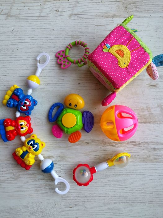 Zabawki niemowlęce zestaw : kostka, grzechotka, zawieszka, piłeczka