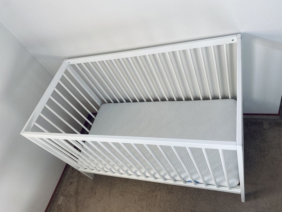 Łóżeczko dziecięce drewniane Mokee białe 120 x 60 + materac Fiki Miki