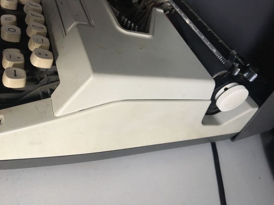 Máquina de escrever LOGIKA 3002
