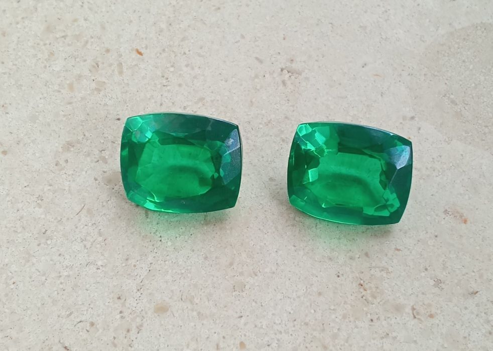 Par de Granadas Tsavoritas – 21.70 quilates (12.8 × 10.6 mm)