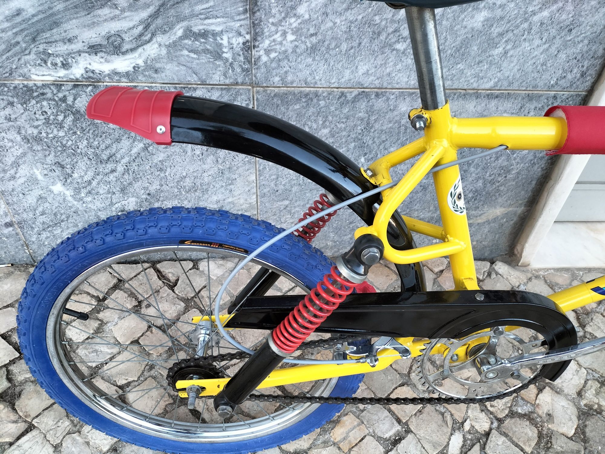 Bicicleta BMX confersil com amortecedores duplos