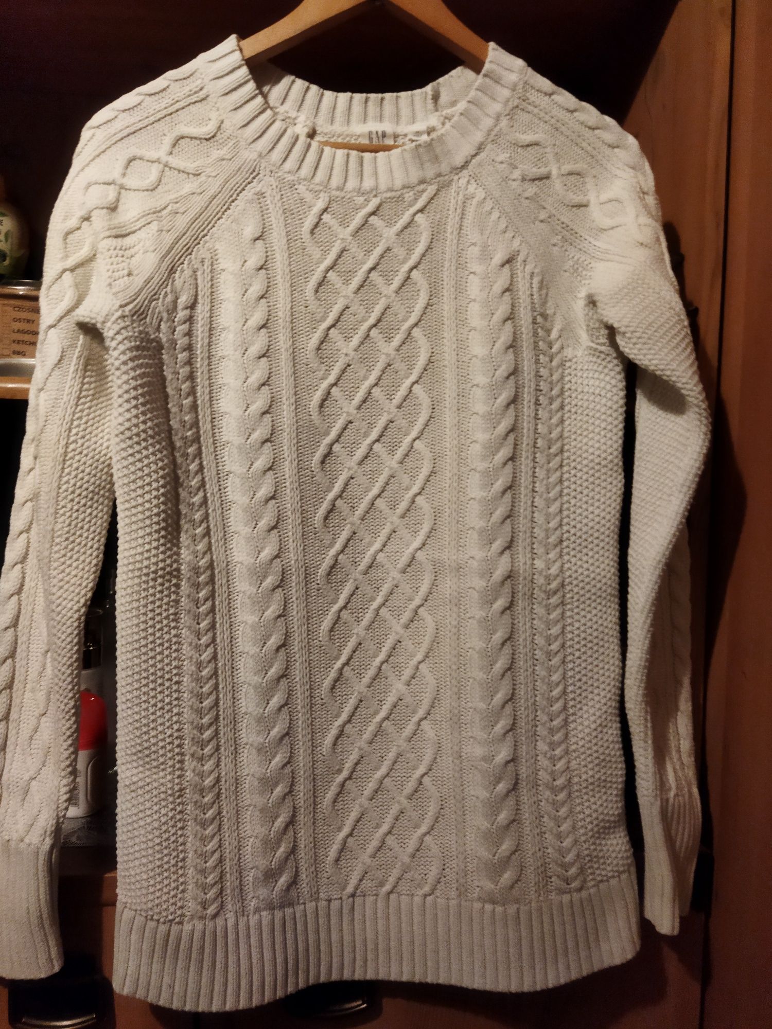 Swetr biały z motywem warkocza