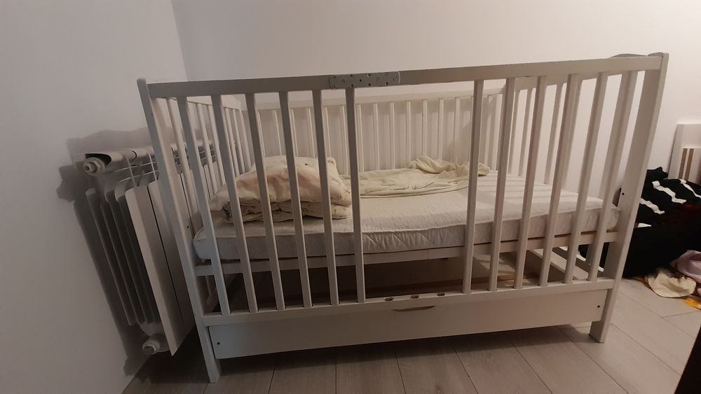 Łóżeczko drewniane z pościelą