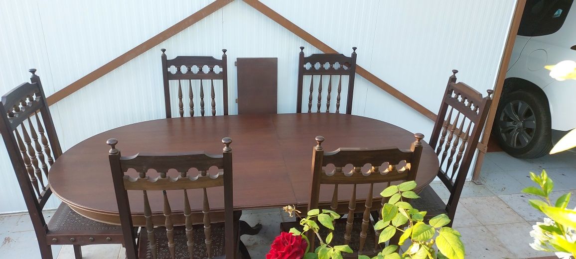Mesa com 6 cadeiras em madeira