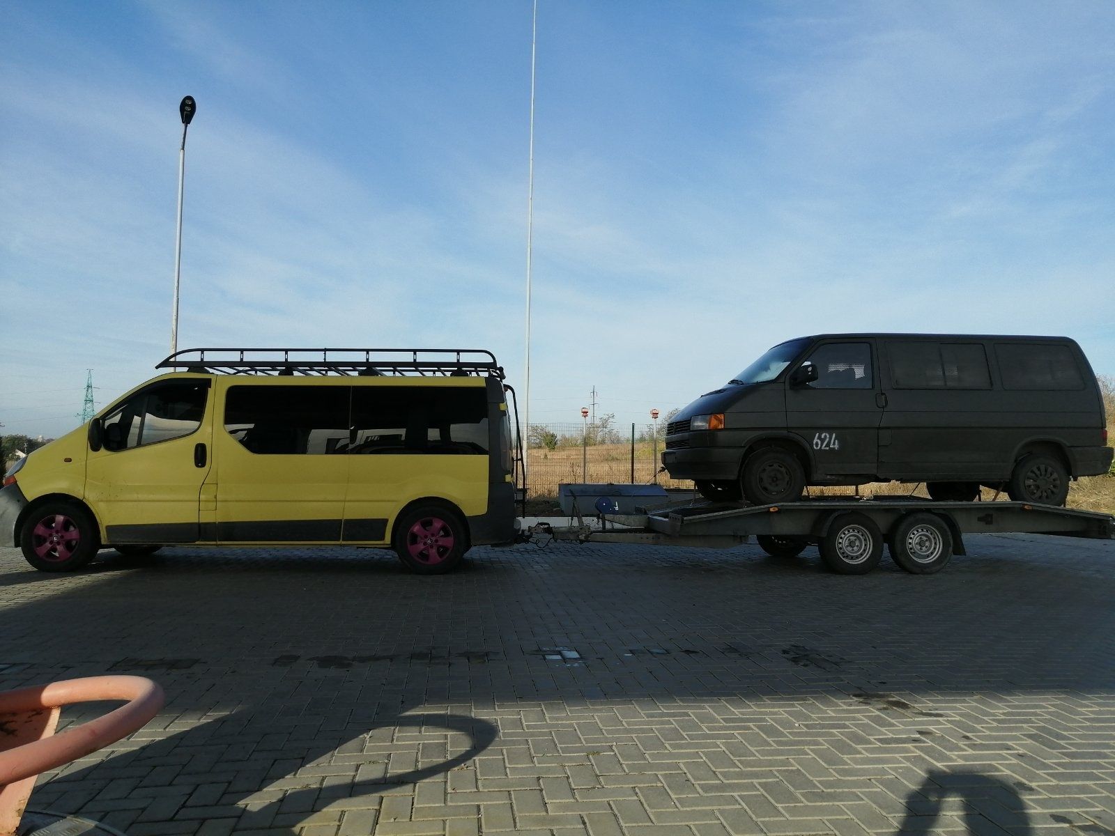 Послуга перевезення пасажирів, автомобілів, вантажів.