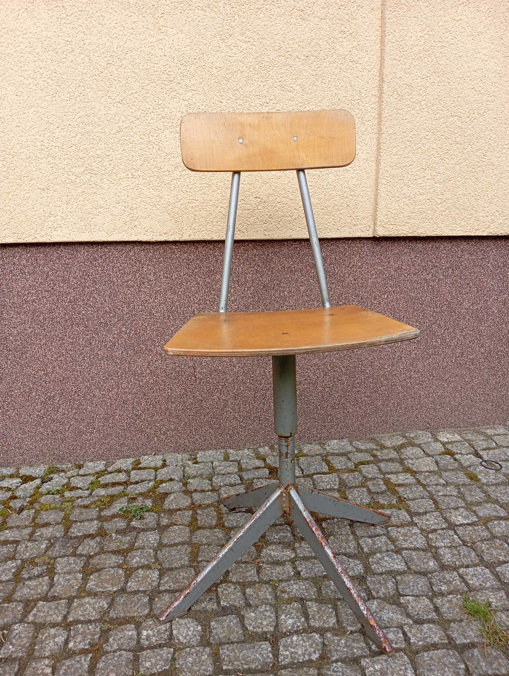 Zgrabne Krzesło obrotowe do biurka PRL Vintage Loft Industrial Design