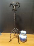 Jarra de porcelana com pedestal em ferro
