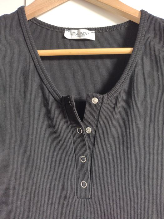 Czarna prążkowana sukienka