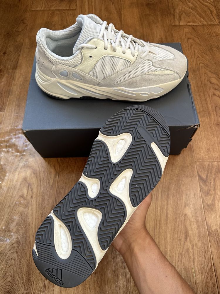 Кроссовки Adidas Yeezy 700 Analog