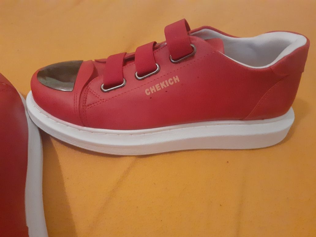 Tênis da marca chekich