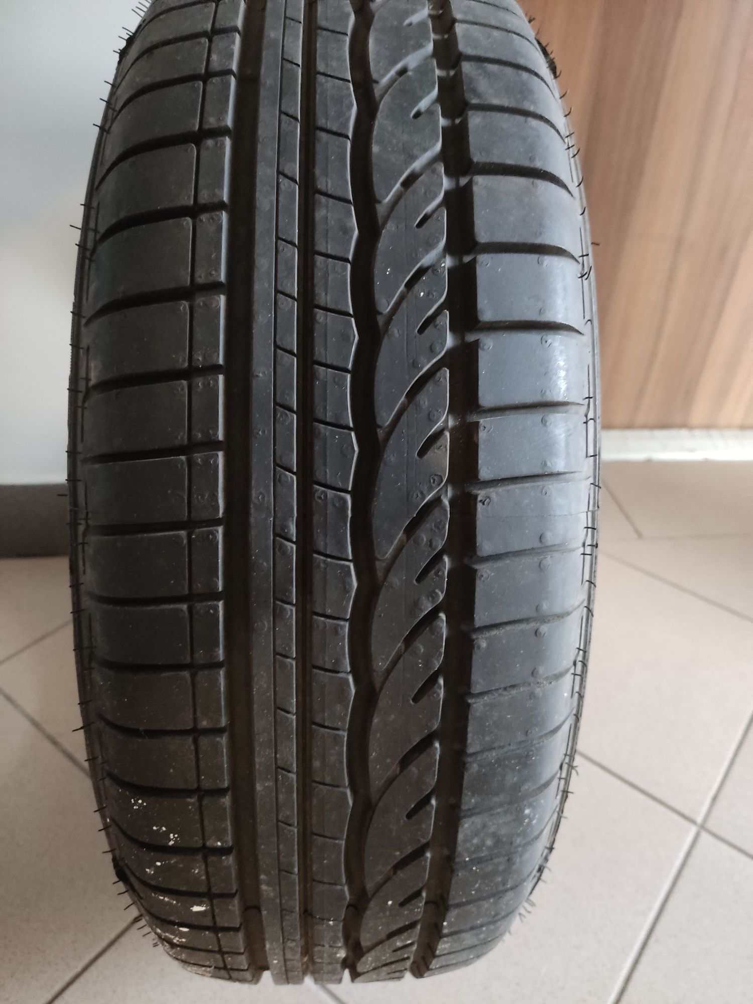 Opona Dunlop SP Sport 01 prawie nowa  letnia 
185/60 R15