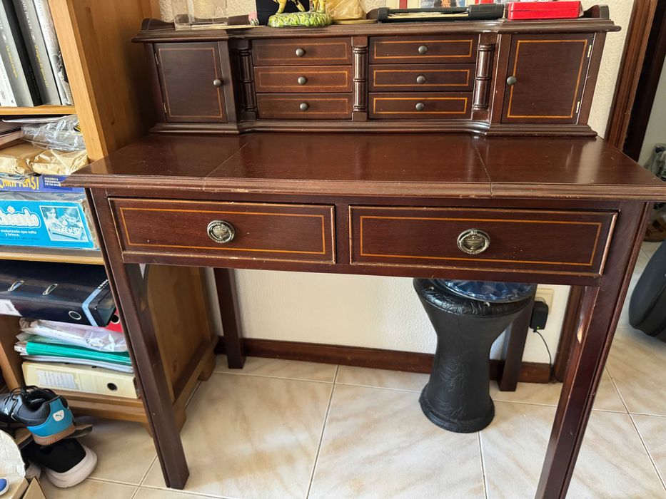 Elegante e sóbria escrivaninha
