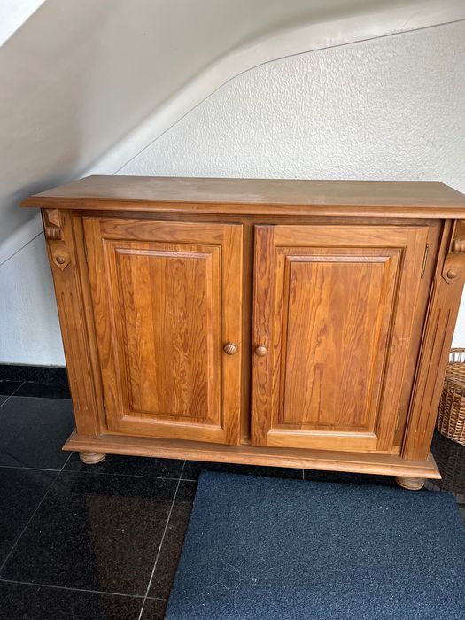 Vendo móvel de madeira de 2 portas em bom estado