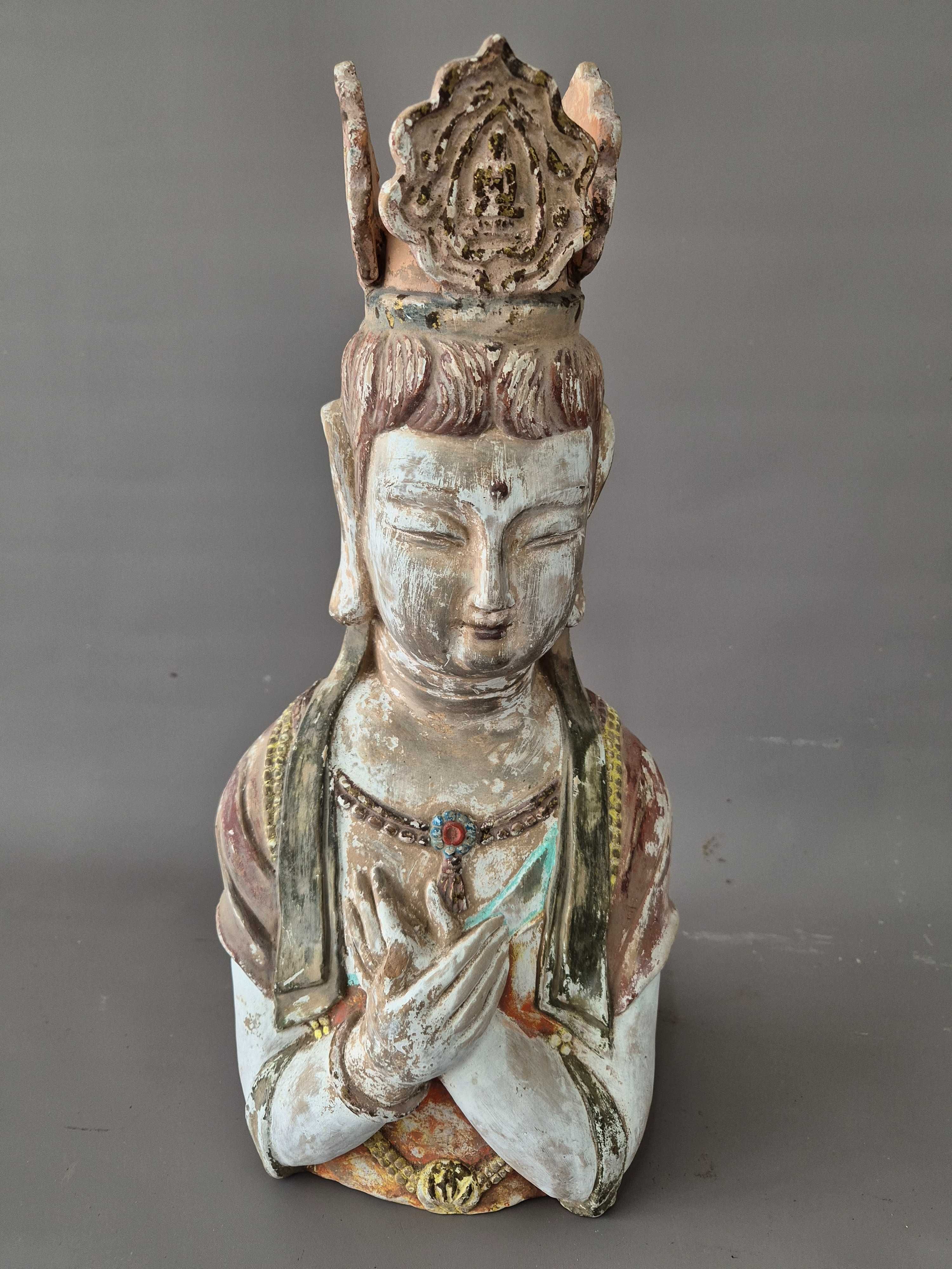 Estátua de barro terra-cota oriental da deusa Guanyin