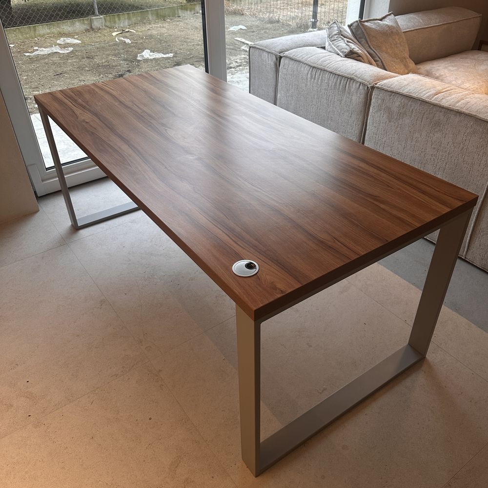 Stół z litego drewna i metalowymi nogami – nowoczesny design